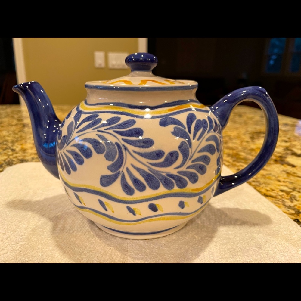 Ceramic tea pot